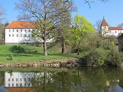 zámek a kostel sv. Kříže