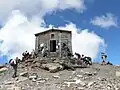 Poutníci u kostelíka na vrcholu hory Thabor