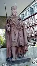 Socha Karla Velikého ve Frankfurtu držící meč a globus cruciger. Romantická interpretace jeho podoby z 18. století