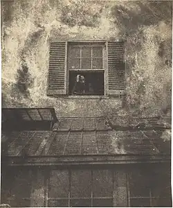 Charles-Victor Hugo s Augustem Vacqueriem: Auguste Vacquerie v okně, Marine Terrace, asi 1853
