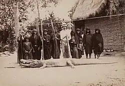 Charles Kroehle a George Huebner pózují se skupinou příslušníků indiánského kmene Piro, 1888