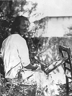 Charlotte Salomon maluje v zahradě, asi 1939