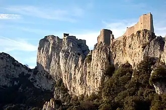 hrad na západní straně chrání velkolepé skály
