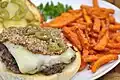Batátové hranolky podávané jako příloha k cheeseburgeru