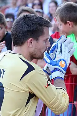 Brankář Tomáš Černý v rukavicích Uhlsport.