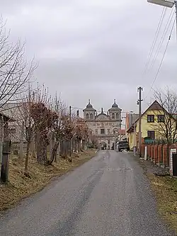 Zastavení křížové cesty v Chyši, vlevo podél cesty ke kostelu na Spitzbergu