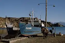 Loď na chilské straně jezera v Chile Chico