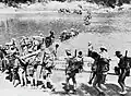 Kolona chinditů překračuje řeku během operace Longcloth v Barmě, 1943