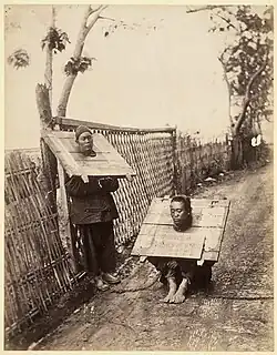 Lai Afong: Čínští delikventi nosící dřevěný límec, 1870–1880