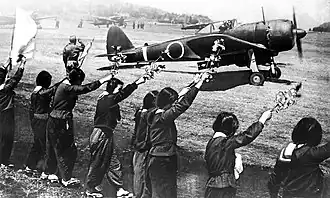 Nakadžima Ki-43-III Kó s podvěšenou 250kg pumou vzlétá 12. dubna 1945 k sebevražednému útoku na spojenecká plavidla u Okinawy