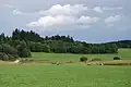 Pohled na motokrosovou dráhu u obce