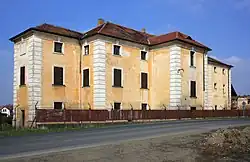 Chátrající rokokový zámek