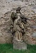 Socha u zdi místního hřbitova