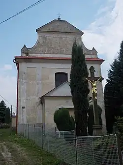 Kostel sv. Petra a Pavla, v popředí kamenný kříž