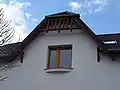 Detail vyřezávaného trámového okřídlí