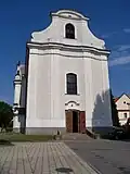 Vchod do kostela orientovaný na západ