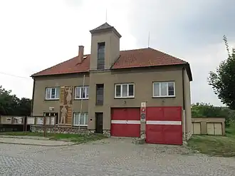 Sgrafito na hasičské zbrojnici, Cholina