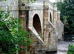 Pohled na Chollerfordský most z konce na jižní straně řeky North Tyne