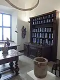Stojatky v lékárně na zámku v Cholticích