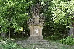 Barokní pískovcové sousoší svaté Anny z r. 1752 od O. Zahnera u cesty do Jankovic