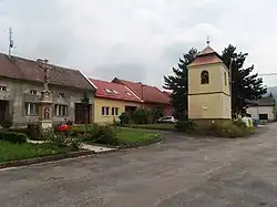 Náves se zvonicí