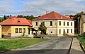 Restaurace (vpravo) a bývalá kampelička
