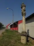 Chotěšov, sloup se sochou sv.Jana Nepomuckého na Ořechové ulici.jpg