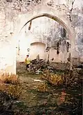 Vítězný oblouk v roce 1996, vpravo torzo menzy barokního oltáře