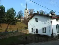 Kostel svatého Petra a Pavla od hlavní ulice