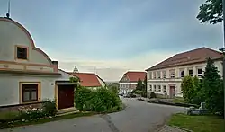 Pohled od kostela sv. Petra a Pavla na venkovskou usedlost čp. 37