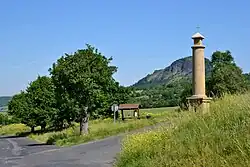 Boží muka na křižovatce silnic směrem k Mirošovicím