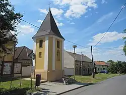 Náves se zvonicí