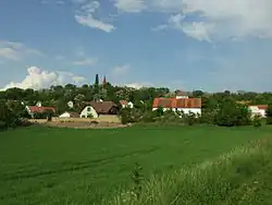 Pohled na obec z cesty od Velvar