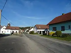 Náves s kapličkou