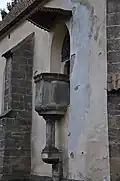 Kamenná kazatelna u kostela Povýšení svatého Kříže v Chrudimi