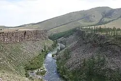 kaňon řeky východně od centra sumu Tariat