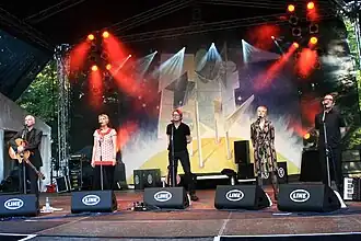 Neil Ferguson, Lou Watts, Boff Whalley, Jude Abbott a Phil Moody na festivale TFF Rudolstadt v Německu (2012)