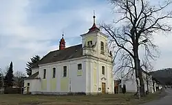 Kostel Archanděla Michaela a památná lípa malolistá ve Skryjích