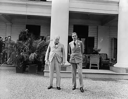 Britský předseda vlády Winston Churchill a ministr zahraničí Anthony Eden