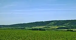 Hřbet zemské klínové kry stoupá od řeky Labe, georeliéfem členitým a v rozsahu 198 až 450 m n. m.
