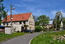 Usedlosti v severní části vesnice