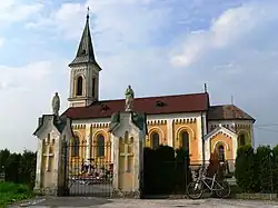 Kostel svatého Vavřince se sochami apoštolů na hřbitovní bráně