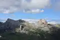 Cinque Torri (ve středu) s Ra Gusela und Nuvolau (vlevo) a Averau (vpravo)