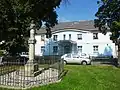 Socha sv. Jana Nepomuckého a obecní bytový dům