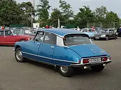 záď se střešními blinkry