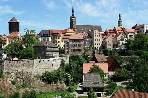Pohled na město, kostel a obrané věže