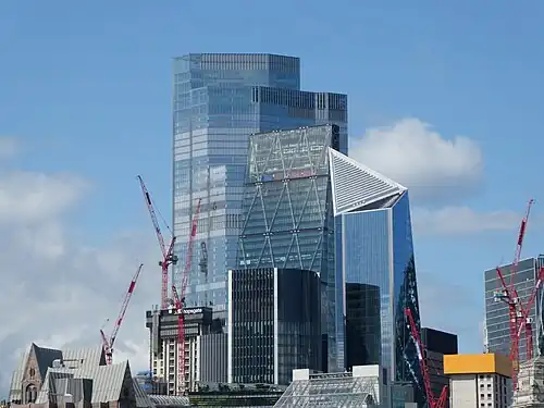 Mrakodrapy v City. The Scalpel vpravo v popředí. V pozadí 122 Leadenhall Street a 22 Bishopsgate.