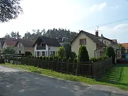 Domy podél silnice