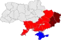 Mapa Ukrajiny vyznačující barevně oblasti jihovýchodu (světle červená), Doněckou a Luhanskou oblast (tmavě červená) a k Rusku se připojivší Krym (modrá)