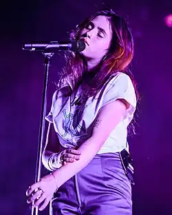 Clairo vystupující v Los Angeles v roce 2019